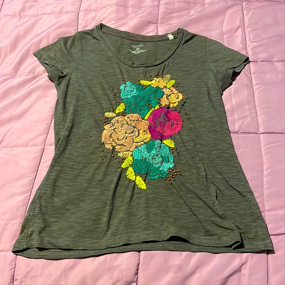 3/$15 🌸 Gray tee with floral embroidery, women SP